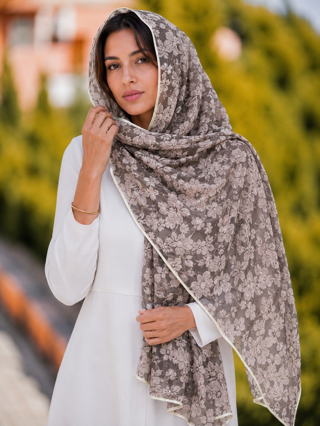 شال حریر گلدار زنانه مجلسی نگین دوزی کرم