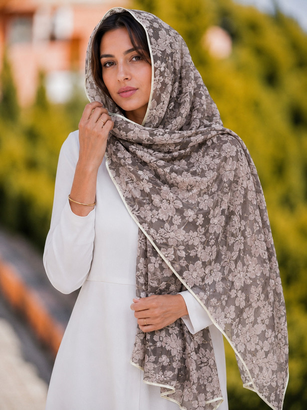شال حریر گلدار زنانه مجلسی نگین دوزی کرم